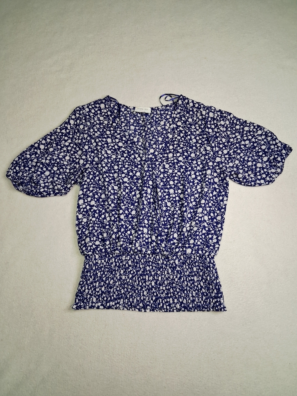 4/20$ Sienna Sky Navy and White Floral Smocked Peasant Top